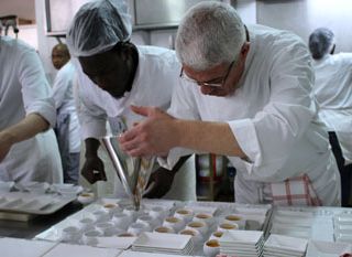 Le formateur et les stagiaires cuisine d'Idée 53