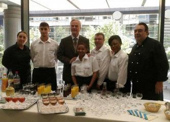 Mr Denis Stokkink avec les stagiaires et les ouvriers de ID53